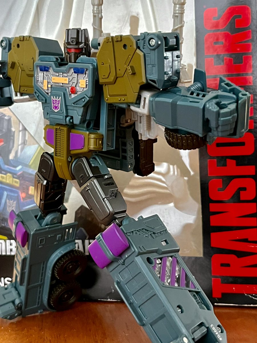 MachinaFlix's tweet image. Another great pick up today from #YesterdaysFun vintage toy store main location Ocean View DE. “Onslaught” part of “Bruticus” a combiner Transformer made up of 5 total Deceptions. 

Other than “Devastator” formed by the “Constructicons” Bruticus is my fave! 
.@transformers