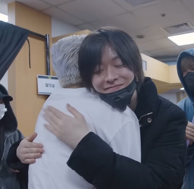 YTTYMoments's tweet photo. Taeyong and Yuta close their eyes when they hug each other ♥️ https://t.co/YGWCW6qxBk