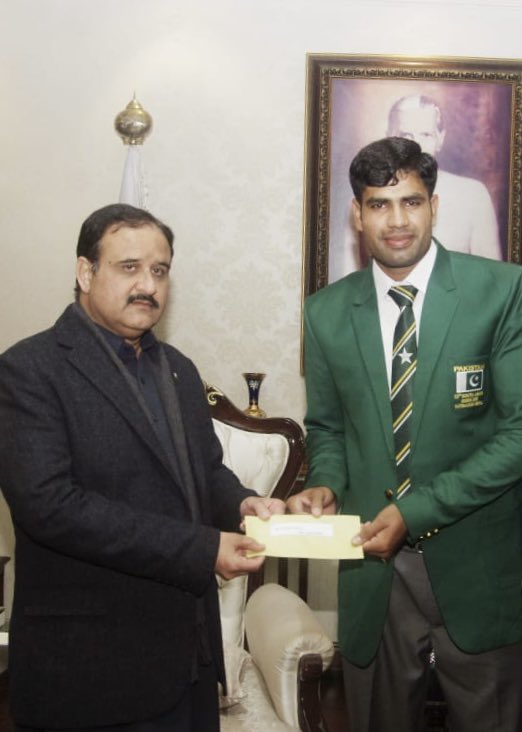 ارشد ندیم کو پیرس اولمپکس میں گولڈ میڈل جیتنے پر مبارکباد پیش کرتا ہوں۔

یہ پانچ سال قبل کی ایک یادگار تصویر ہے جب میں نے ارشد ندیم کے ٹیلنٹ کو دیکھتے ہوئے انہیں وزیراعلیٰ آفس میں مدعو کیا اور حکومتِ پنجاب کی جانب سے ہر طرح کی سپورٹ کی یقین دہانی کروائی۔ 

آج الحمدلله ارشد ندیم