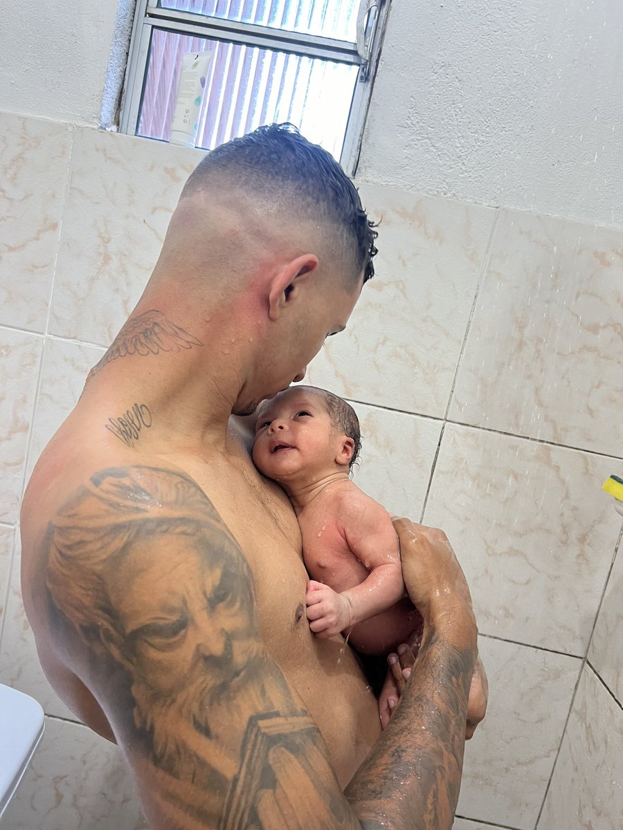jv_silvaaa's tweet photo. Meu primeiro banho com o papai no chuveiro🥰💙🥹 https://t.co/kfqbQLXiAq