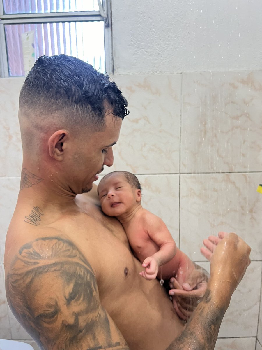 jv_silvaaa's tweet photo. Meu primeiro banho com o papai no chuveiro🥰💙🥹 https://t.co/kfqbQLXiAq