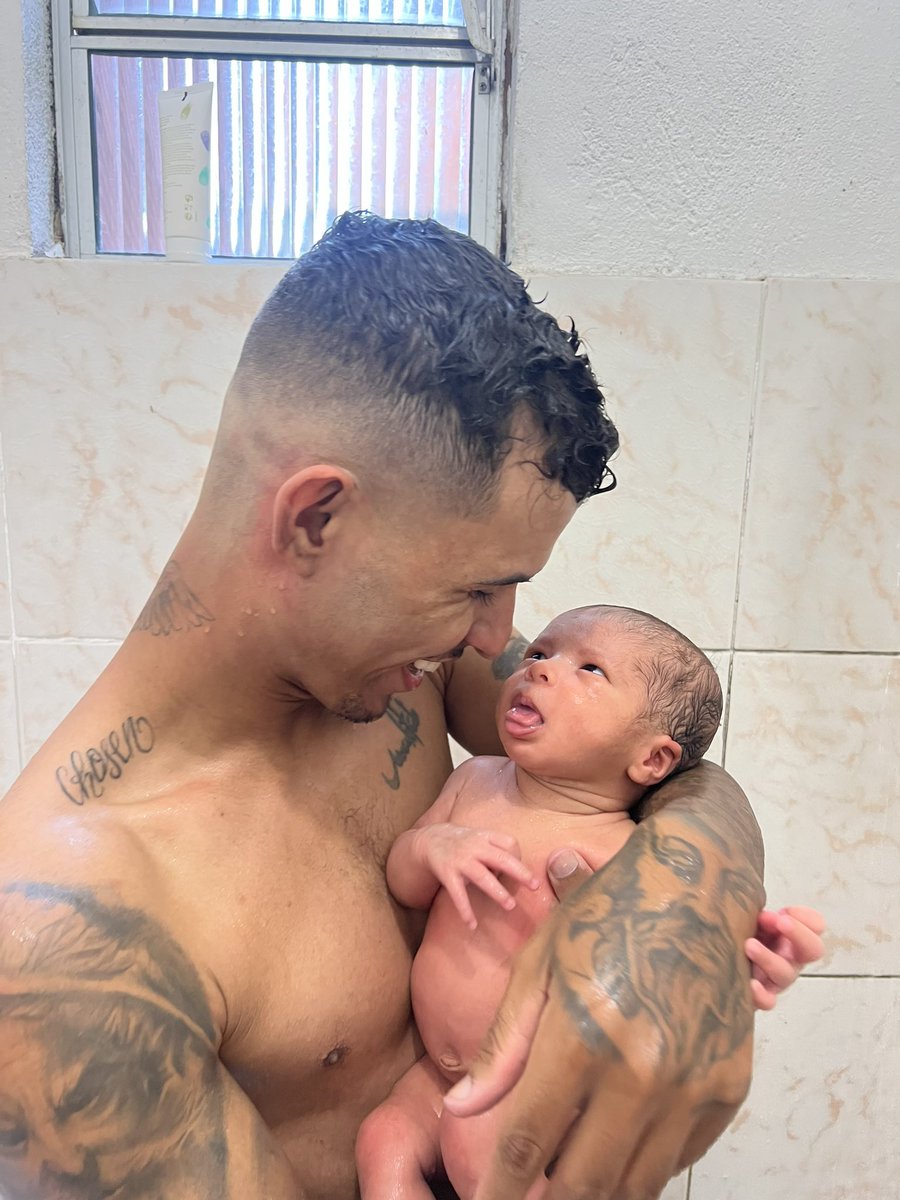 jv_silvaaa's tweet photo. Meu primeiro banho com o papai no chuveiro🥰💙🥹 https://t.co/kfqbQLXiAq