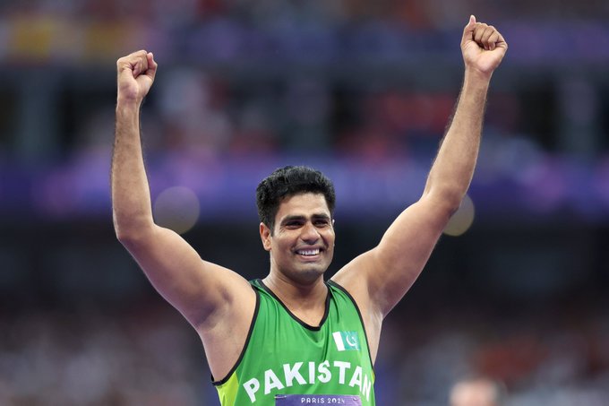riazhuss's tweet photo. Man with golden arms! #ArshadNadeem has done it for #Pakistan; #OlympicsGoldMedal after 32 years by setting up new record in #OlympicsJavelinThrow. Proud moments also for my city #MianChannun. #OlympicGames #OlympicGamesParis2024 #PakistanZindabad #CongratulationsPakistan https://t.co/BPuKLvmYyy