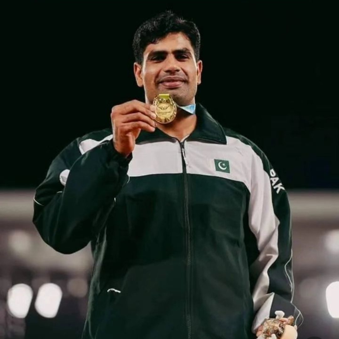 IAmGrumpyArtist's tweet photo. In January, he couldn't afford a new javelin, which cost around 85k. He  reached out everywhere for sponsorship. And PCB finally stepped in to sponsor him. 
#ArshadNadeem you made us so proud today.. This is called hardwork and consistency. This medal belongs to you only 🥇 https://t.co/UfksBqMYuF