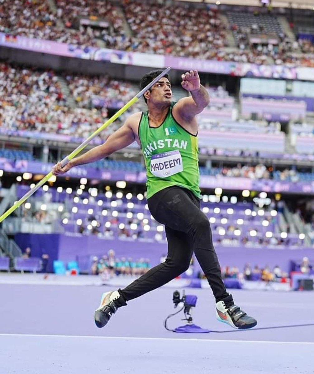 IAmGrumpyArtist's tweet photo. In January, he couldn't afford a new javelin, which cost around 85k. He  reached out everywhere for sponsorship. And PCB finally stepped in to sponsor him. 
#ArshadNadeem you made us so proud today.. This is called hardwork and consistency. This medal belongs to you only 🥇 https://t.co/UfksBqMYuF