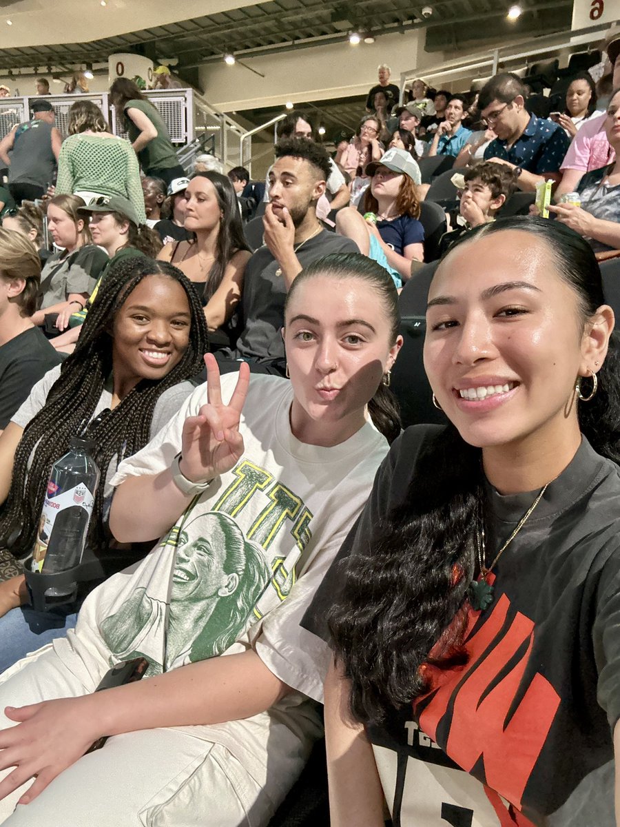 uw_ial's tweet image. A little slice of the summer session experience. 💜💛

#IALFAM