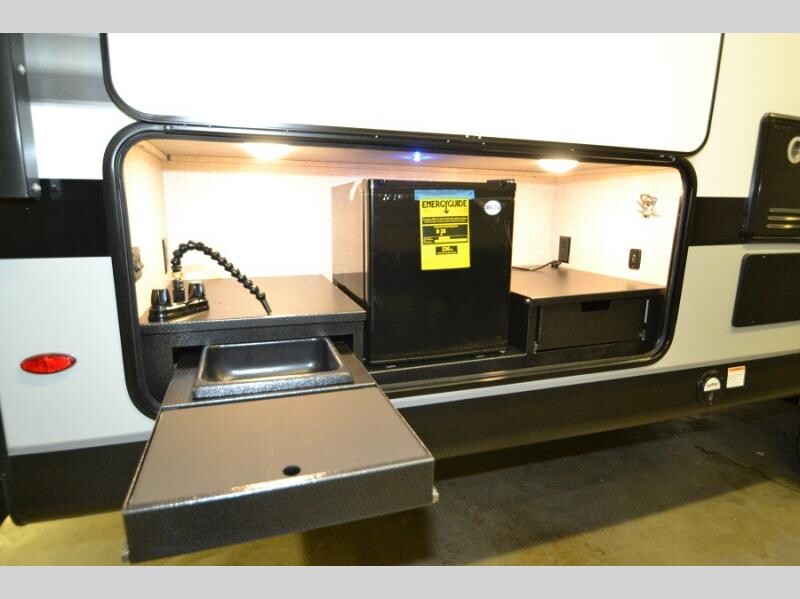 Hamiltons_RV's tweet image. The only thing more amazing than this New 2023 Jayco Jay Feather 30QB is the price 👉 rpb.li/g3Jc Your group of 9 will feel right at home with the private bunkhouse, l-shaped kitchen counter, outside kitchen, and tri-fold sofa. 

#HamiltonsRVOutlet #JaycoRV