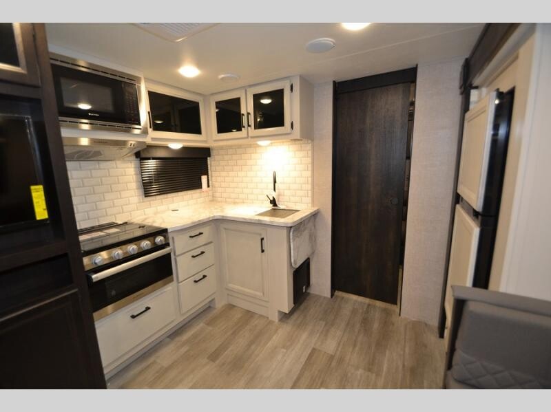 Hamiltons_RV's tweet image. The only thing more amazing than this New 2023 Jayco Jay Feather 30QB is the price 👉 rpb.li/g3Jc Your group of 9 will feel right at home with the private bunkhouse, l-shaped kitchen counter, outside kitchen, and tri-fold sofa. 

#HamiltonsRVOutlet #JaycoRV