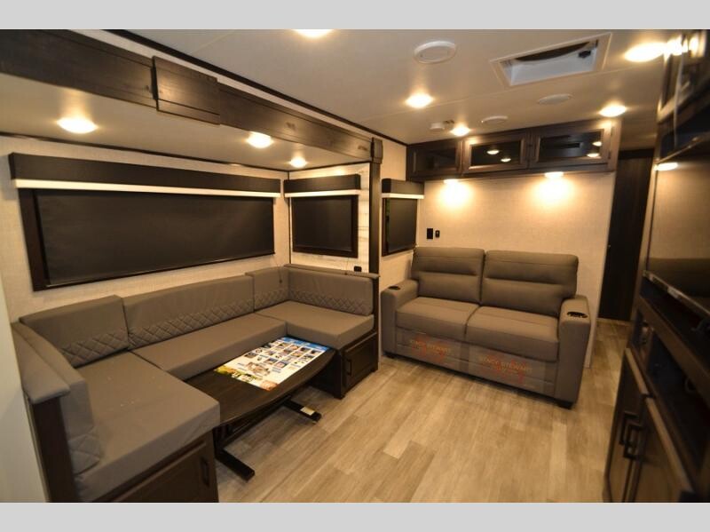 Hamiltons_RV's tweet image. The only thing more amazing than this New 2023 Jayco Jay Feather 30QB is the price 👉 rpb.li/g3Jc Your group of 9 will feel right at home with the private bunkhouse, l-shaped kitchen counter, outside kitchen, and tri-fold sofa. 

#HamiltonsRVOutlet #JaycoRV