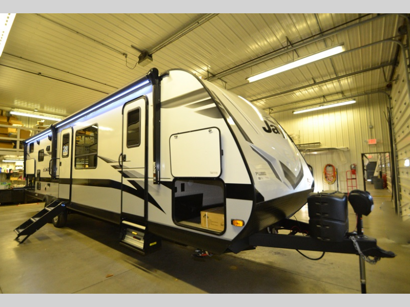 Hamiltons_RV's tweet image. The only thing more amazing than this New 2023 Jayco Jay Feather 30QB is the price 👉 rpb.li/g3Jc Your group of 9 will feel right at home with the private bunkhouse, l-shaped kitchen counter, outside kitchen, and tri-fold sofa. 

#HamiltonsRVOutlet #JaycoRV