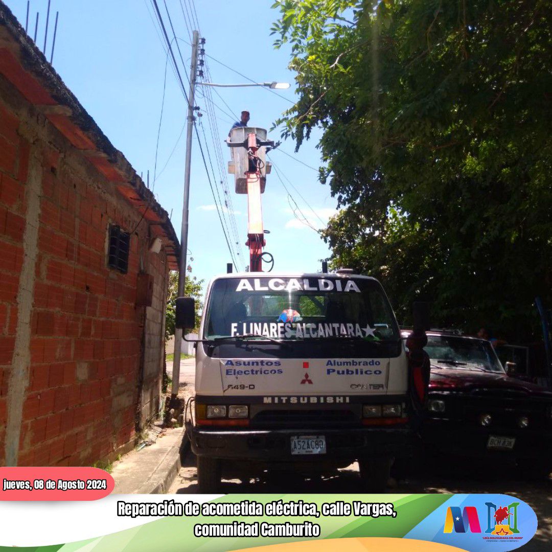 ModernoyProdFla's tweet photo. Comprometidos en garantizar una calidad de vida para el pueblo linarense, el equipo de asuntos electricos realiza reparación de acometida eléctrica en la Comunidad Paraparal sector Las Casita Comunidad Rafael Urdaneta, Calle Vargas Comunidad Camburito 
 #PuebloSonrienteYEnPaz https://t.co/IZCWtgFhaw