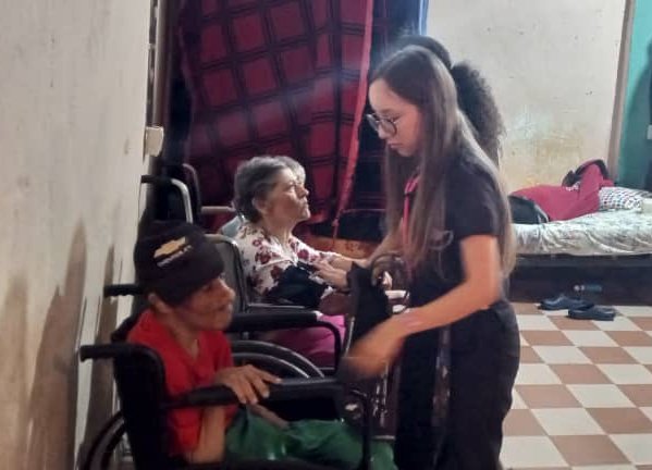 #08Ago| Siguiendo lineamientos de nuestro pdte <a href="/NicolasMaduro/">Nicolás Maduro</a> y nuestra Ministra y pdta del #IVSS <a href="/MagaGutierrezV/">Magaly Gutiérrez Viña</a>, se realizó visita a la casa hogar Dr. Jose Gregorio Hernandez en el punto y círculo del hospital, brindando atención directa por parte de nuestro personal de salud.