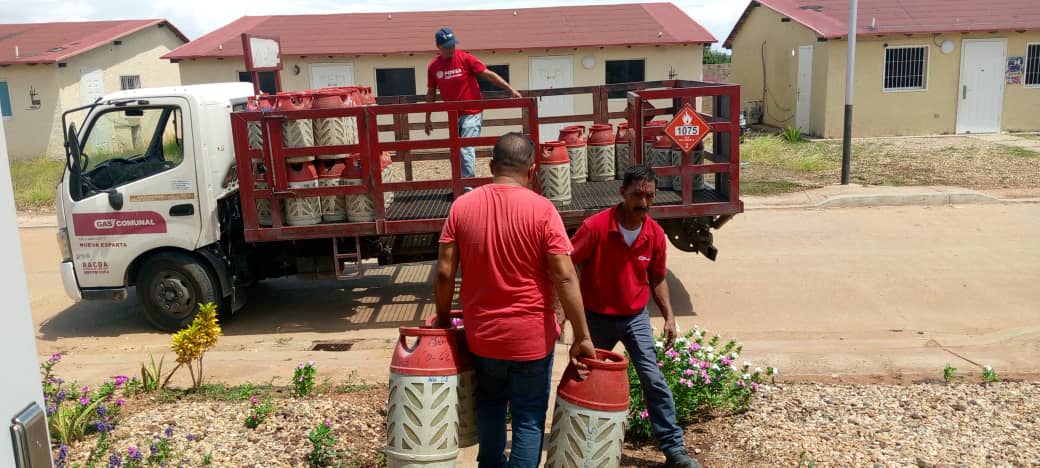 #NuevaEsparta gracias a las políticas de atención que impulsa el Pdte. <a href="/NicolasMaduro/">Nicolás Maduro</a> fueron beneficiadas 4.039 familias, con venta de gas en varios sectores del #MunicipioDíaz 
#PuebloSonrienteYEnPaz
#SoyComunicadorClapNE 📦