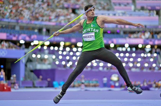 iamhumayunsaeed's tweet photo. Congratulations #ArshadNadeem! It's indeed your passion &amp; hard work that's made this possible. We are all so incredibly proud of you for not just brining home gold but for breaking records. Maza aa gaya! Pakistan Zindabad 🇵🇰 https://t.co/XxMiV5Vmbn