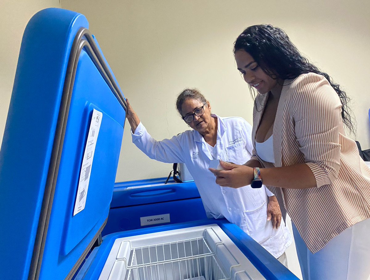 Salud_Guayas's tweet photo. #ElNuevoEcuadorResuelve | La Directora del Distrito #09D04 @DraSugeyMonroyA realiza supervisión en el Centro de Salud #SantiagoDeGuayaquil, en farmacia y vacunatorio. De esta manera, constata el correcto abastecimiento y atención a la comunidad. https://t.co/OvU6v6cE1E