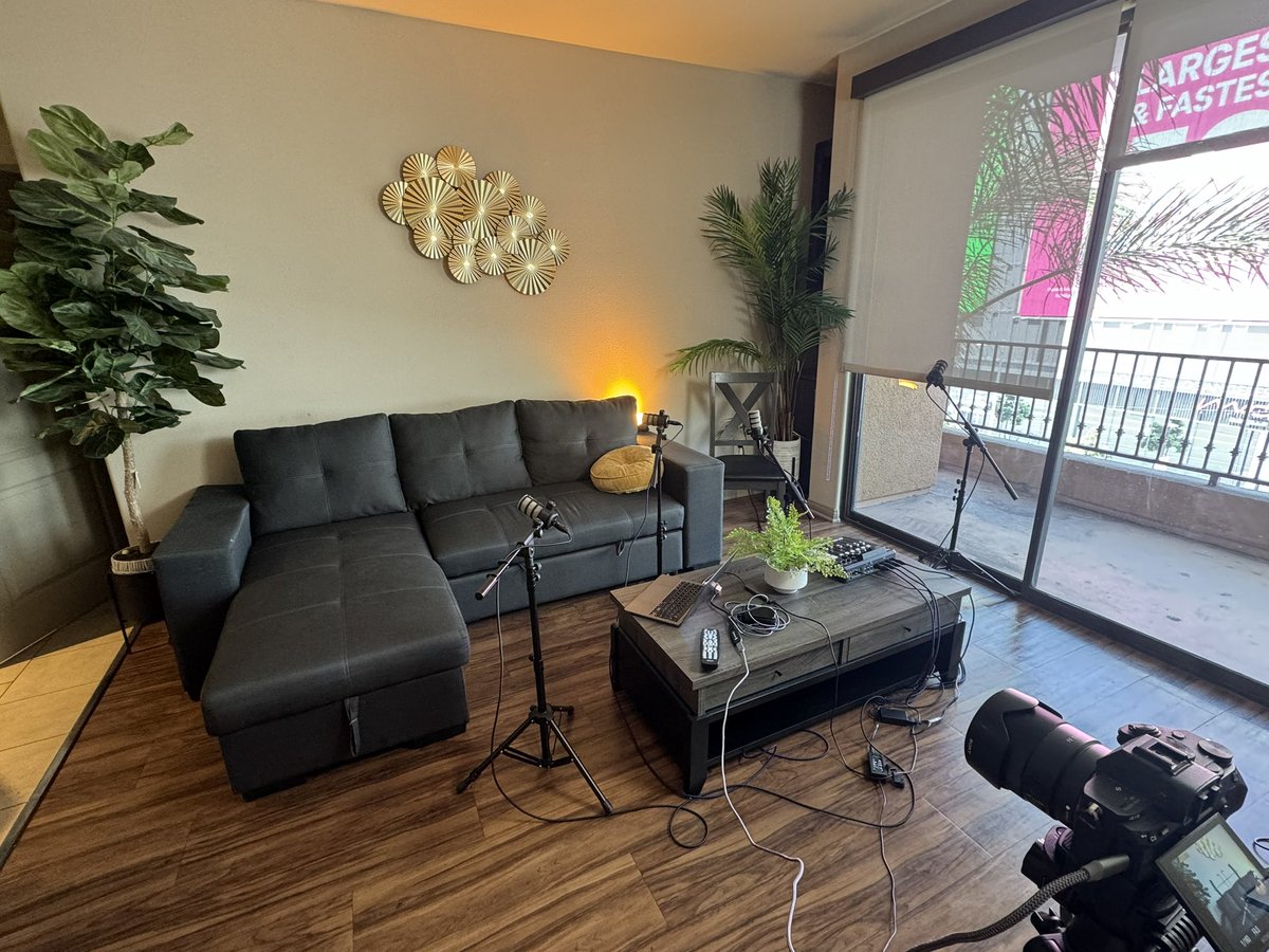 StudioEight28's tweet photo. The studio is setting up nicely at the Airbnb @krainak @djcoffman @garyvee @veecon @veefriends #seeyouatveecon https://t.co/1IZgBf1PyL