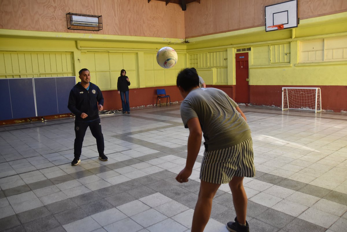 Una vez más el deporte como apoyo a las rutinas diarias de intervención, esta vez adolescentes en reinserción social en el #CentroCerrado de #PuertoMontt participan de una "Escuelita de fútbol" impártida por un profesor de #AcademiaFútbolAustral,  voluntario de <a href="/KalenFundacion/">Fundación Kalén</a>