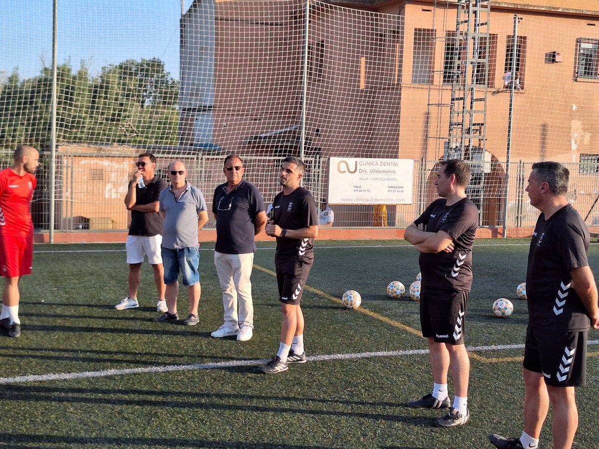 UEValls's tweet photo. 🔴⚪️| La @uevalls comença la pretemporada 2024-2025
El nostre tècnic @alexgonzalezTGN ha dirigit aquest vespre el primer entrenament a l'estadi del Vilar.
Treballarem de valent per complir amb tots els objectius. Fes-te soci!!!
#LligaElit #FutbolCat #AmuntUEValls https://t.co/cvHnc7uDSk