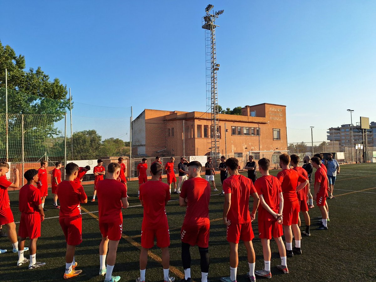 UEValls's tweet photo. 🔴⚪️| La @uevalls comença la pretemporada 2024-2025
El nostre tècnic @alexgonzalezTGN ha dirigit aquest vespre el primer entrenament a l'estadi del Vilar.
Treballarem de valent per complir amb tots els objectius. Fes-te soci!!!
#LligaElit #FutbolCat #AmuntUEValls https://t.co/cvHnc7uDSk