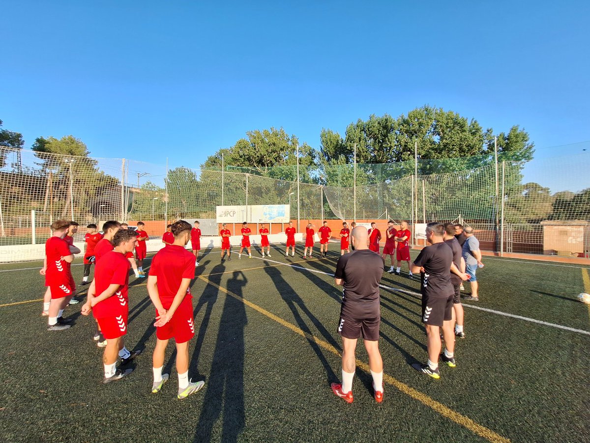 UEValls's tweet photo. 🔴⚪️| La @uevalls comença la pretemporada 2024-2025
El nostre tècnic @alexgonzalezTGN ha dirigit aquest vespre el primer entrenament a l'estadi del Vilar.
Treballarem de valent per complir amb tots els objectius. Fes-te soci!!!
#LligaElit #FutbolCat #AmuntUEValls https://t.co/cvHnc7uDSk
