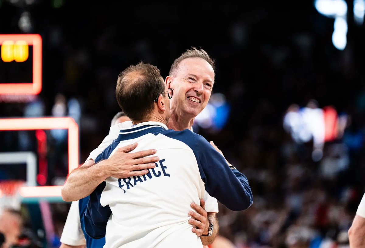 Be_BasketFr's tweet photo. Vincent Collet est à la tête des Bleus depuis l'été 2009 mais son choix est déjà fait...

🗣️ "Cette qualification pour la finale des #JeuxOlympiques est mon plus grand moment avec l'équipe de France !"

💬 Ses déclas : https://t.co/ILsJmCWUQr https://t.co/SKFE9FRbtV