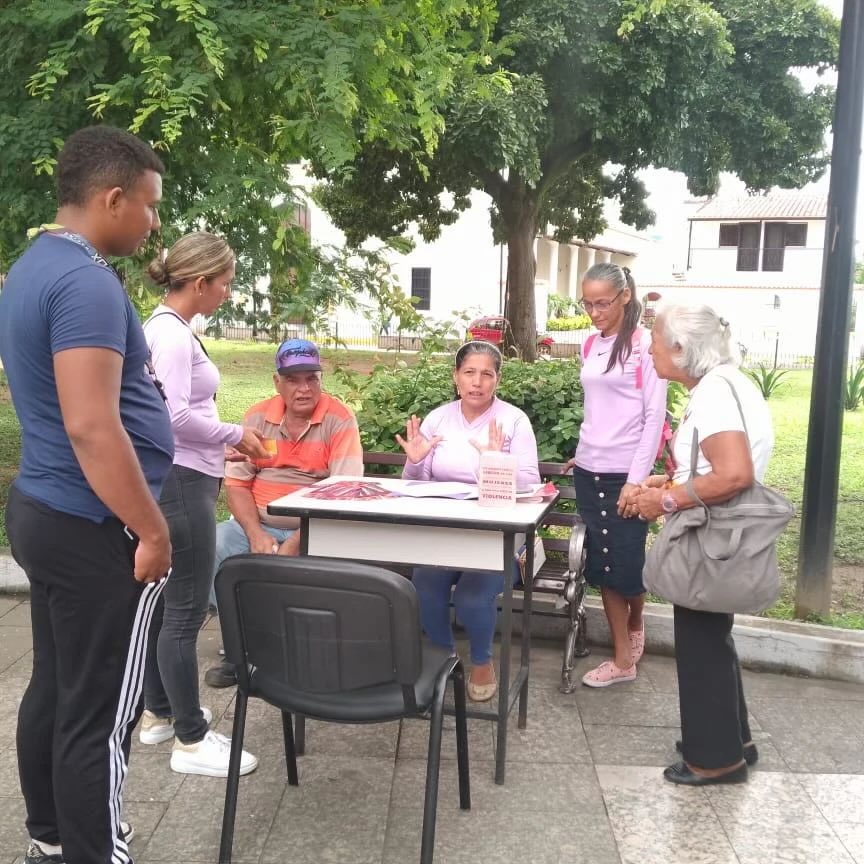Min. del PP para la Mujer y la Igualdad de Género (@minmujerve) on Twitter photo En la plaza Bolívar de San Carlos, Cojedes, <a href="/Ofic_Inamujer/">Inamujer</a> activó Defensoría Móvil para apoyar y asesorar jurídicamente a la población.
Juntas y juntos prevenimos la violencia de género 🤝
<a href="/NicolasMaduro/">Nicolás Maduro</a>
<a href="/ConCiliaFlores/">Cilia Flores</a>
<a href="/DhelizAlvarez/">Dheliz Álvarez</a>
<a href="/VTVcanal8/">VTV CANAL 8</a>
#PuebloSonrienteYEnPaz En la plaza Bolívar de San Carlos, Cojedes, <a href="/Ofic_Inamujer/">Inamujer</a> activó Defensoría Móvil para apoyar y asesorar jurídicamente a la población.
Juntas y juntos prevenimos la violencia de género 🤝
<a href="/NicolasMaduro/">Nicolás Maduro</a>
<a href="/ConCiliaFlores/">Cilia Flores</a>
<a href="/DhelizAlvarez/">Dheliz Álvarez</a>
<a href="/VTVcanal8/">VTV CANAL 8</a>
#PuebloSonrienteYEnPaz