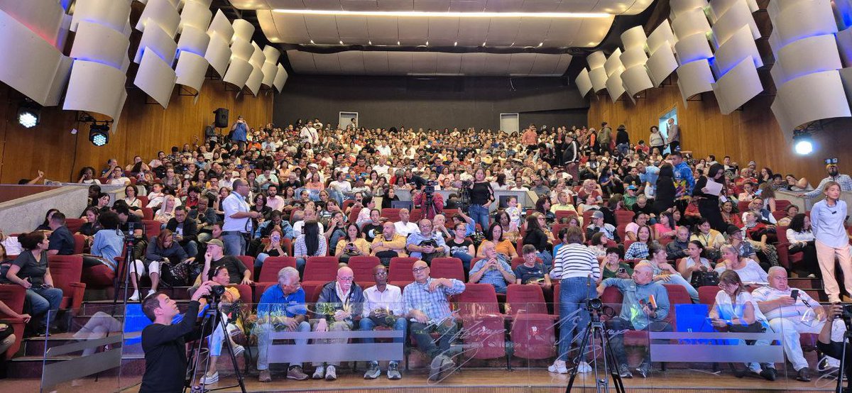 lizbc80's tweet photo. #8Ago
Desde el  Teatro Bolívar... El pueblo quiere saber y debemos darle respuestas... ¿Qué está pasando en Venezuela?
#PuebloSonrienteYEnPaz #CienciaParaLaVida #Infocentro
@Gabrielasjr @LaRosaInfoVE @brigadasCHCH @enunclicvlc @InfocentroOce https://t.co/iJ7OAIaPHq
