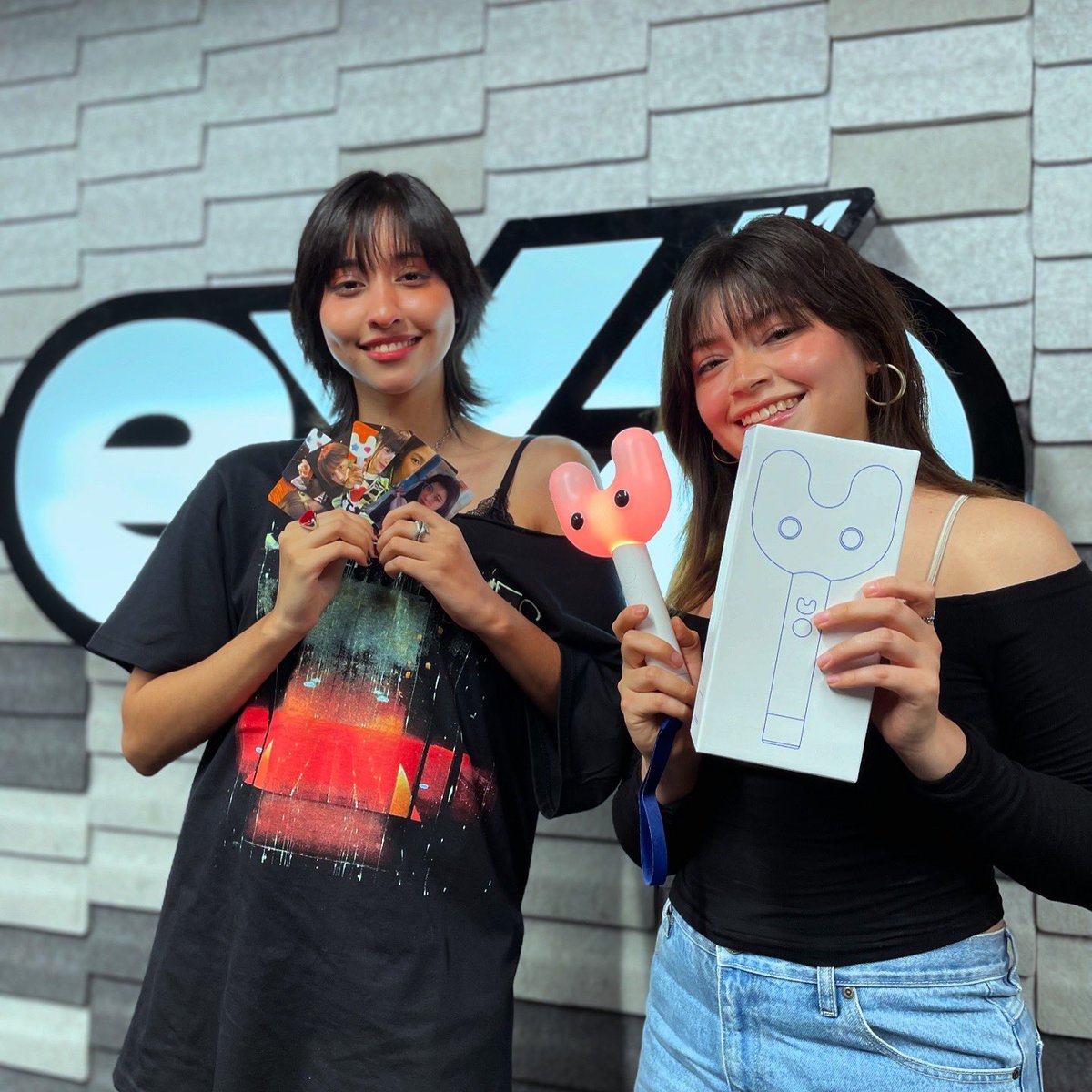 exafm973's tweet photo. DINAMICA BINKY BONG EN EXA
#koreantime 🥳✨
¿Qué otro LIGHTSTICK te gustaría tener en tus manos en la siguiente? •• los leo en los comentarios🫣 https://t.co/UzaTX9hs0v