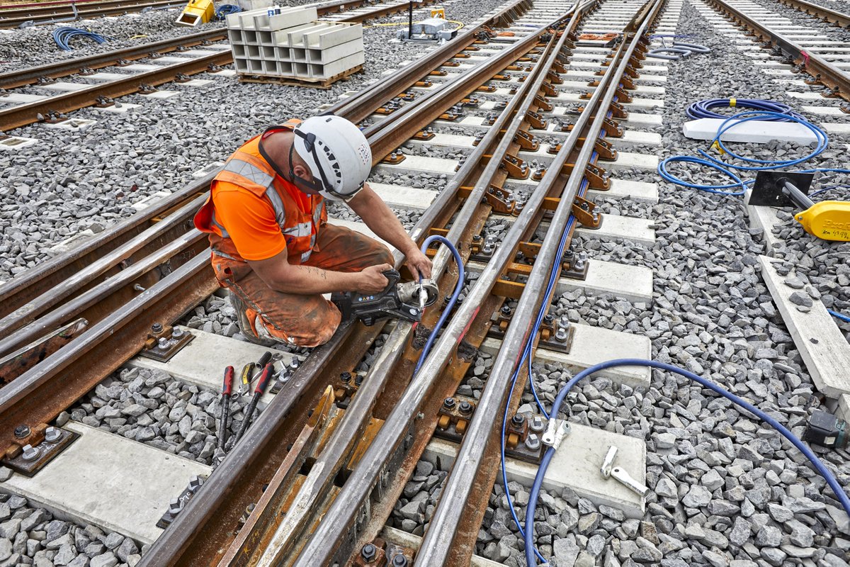 TazzEHV's tweet photo. Update van het project Amersfoort-West! We zijn druk bezig met de laatste werkzaamheden aan het spoor. Het laatste weekend van volledige buitendienststelling komt eraan, waarin we het gehele spoorsysteem zullen testen en afronden. ✔️ 🚆 #DuraVermeer https://t.co/MkEq9R5zm4