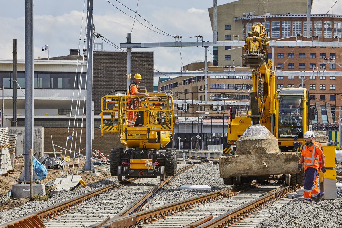 TazzEHV's tweet photo. Update van het project Amersfoort-West! We zijn druk bezig met de laatste werkzaamheden aan het spoor. Het laatste weekend van volledige buitendienststelling komt eraan, waarin we het gehele spoorsysteem zullen testen en afronden. ✔️ 🚆 #DuraVermeer https://t.co/MkEq9R5zm4