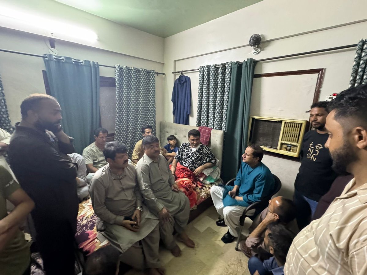 رات گئے پارٹی کے سینیئر ساتھی اور کارکن علی نواز بلوچ کے گھر لیاری میں حاضر ہوا اور ان کے آپریشن کے بعد نیک خواہشات کا اظہار کیا۔ پروردگار ان کو مکمل صحتیابی عطا کرے 🤲