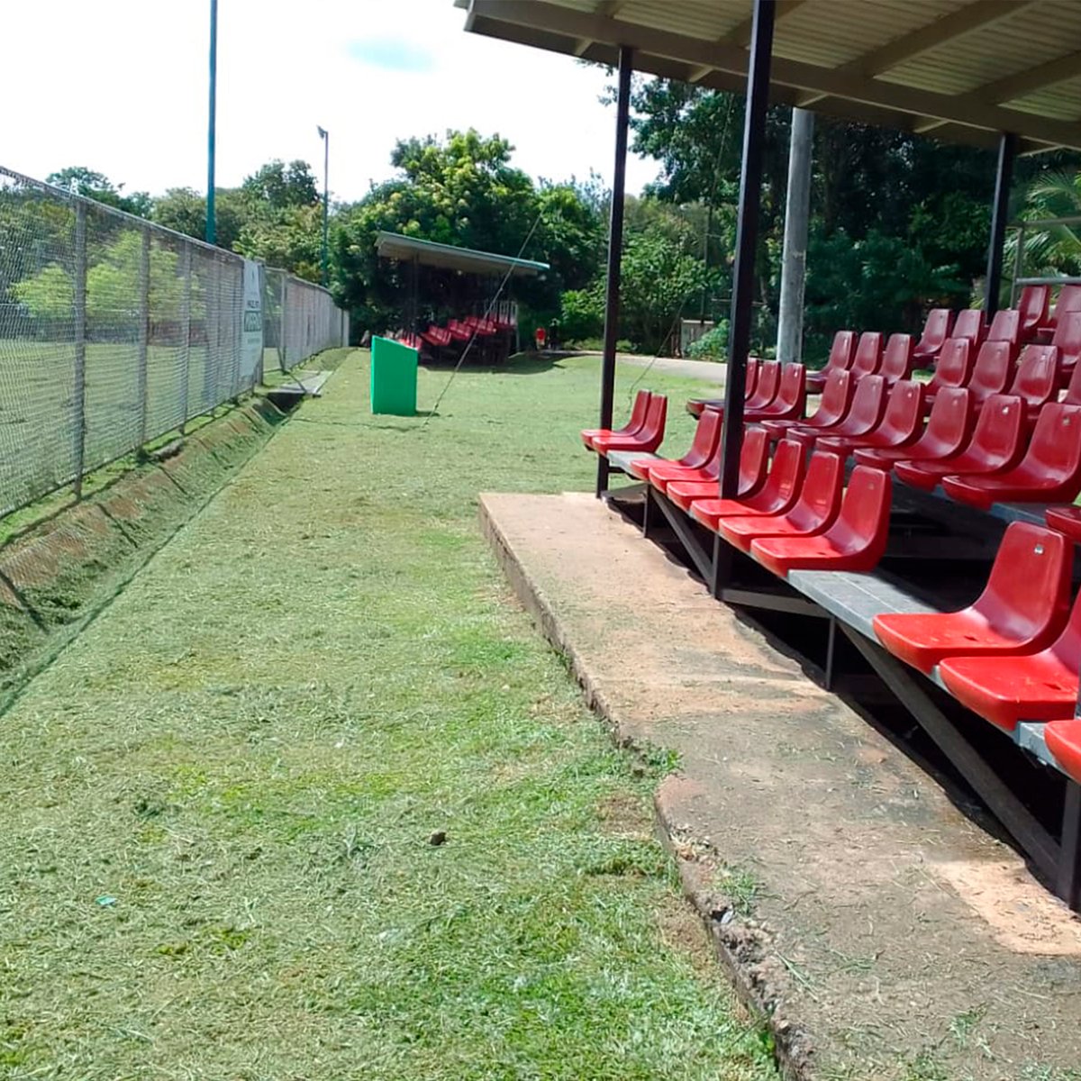 Seguimos apoyando a la comunidad deportiva en nuestro distrito.

En esta ocasión nuestra cuadrilla de áreas verdes realizo trabajos de limpieza al cuadro deportivo Manuel Miranda ubicado en el corregimiento de Metetí.
#ÁreasVerdes
#MupiDarién