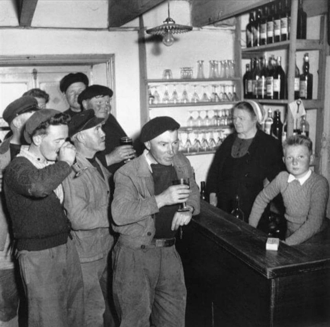 Yann2229354456's tweet photo. #Breizh gwechall, #Bretagne d'autrefois.
Bistrot à Audierne/Gwaien, 1950
📷 Denise Colomb https://t.co/lRsjBCHdm2