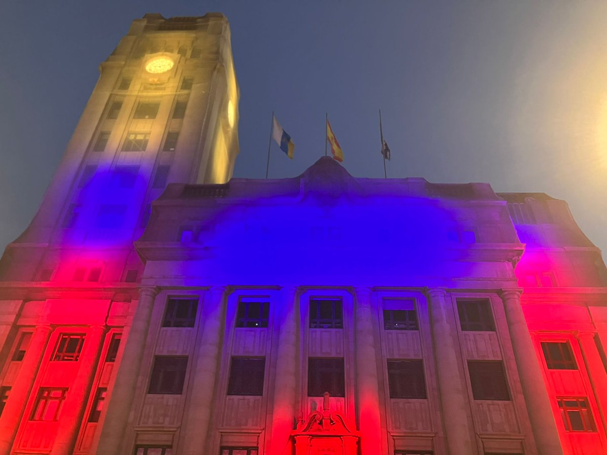 MundoConVzla's tweet photo. ¡Gracias, España 🇪🇦!

📍El Palacio Insular del Cabildo de Tenerife se ilumina en apoyo a Venezuela 🇻🇪

#GanóVzla https://t.co/L6umLxN9Na