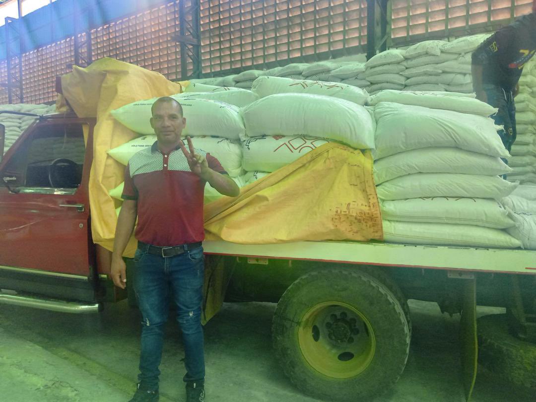 Petroquímica de Venezuela, S.A., continúa desplegada, llevando a cabo Expo Jornada en el Centro de Atención para los Agroproductores del estado Lara, atendiendo oportunamente a los productores de la entidad con la venta de fertilizantes a precios justos y de manera directa.