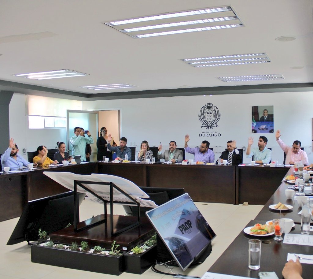 CCEDGOMX's tweet photo. Se llevó a cabo la Comisión Permanente del #COPLADEM Durango 📊

Con la participación del Pdte. del #CCEdurango, @montelongo_raul, se reafirma el compromiso del sector empresarial con el desarrollo estratégico y sostenible del @DurangoCap. ☑️🤝

#DesarrolloMunicipal #Durango https://t.co/BRh3Kijhky