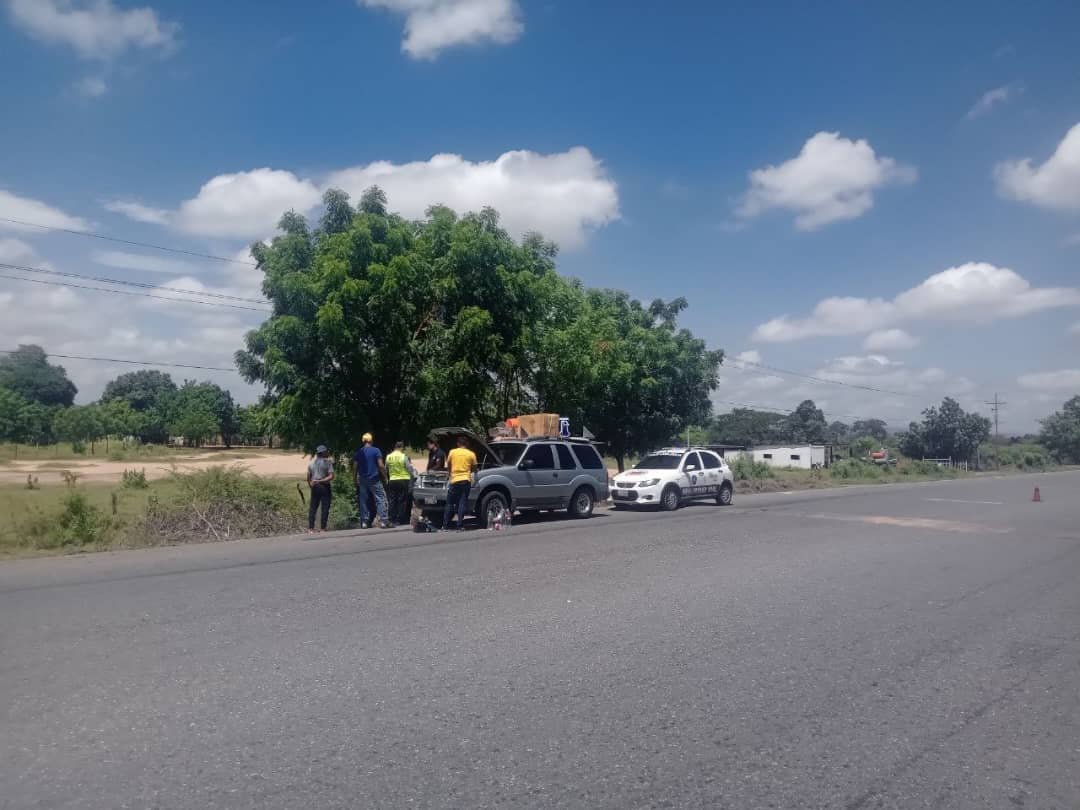 #08Ago Continuando con la seguridad y protección a nuestro pueblo en los diferentes ejes carreteros de nuestro estado, funcionarios de la DVTT brindan auxilio vial a un ciudadano accidentado en el eje vial Lara- Zulia municipio Torres, sector El Onzo.
#PuebloSonrienteYEnPaz