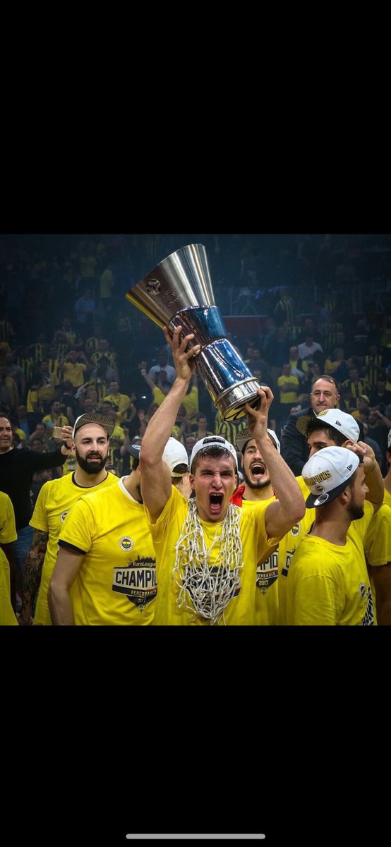 Fb forması giyen en sevdiğim 2 sporcudan biri. Çok seviyorum çok başka 💛💙