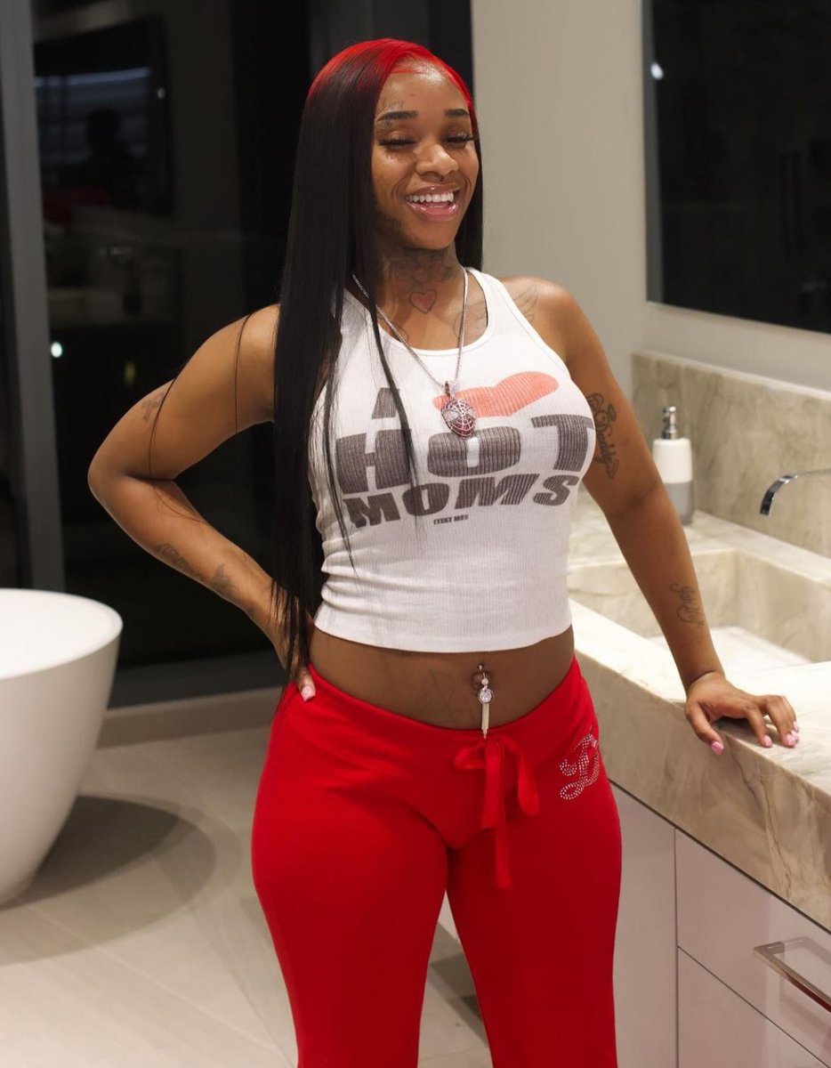 SexyyRed314_'s tweet photo. Coke bottle shape &amp; I got some soft skin 💋💋 https://t.co/szmJGluSGH