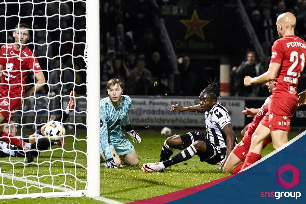 snsgroup's tweet photo. Olusanya in the 90th minute 🙌⚫️⚪️

#SMFC | #UECL https://t.co/Gny83Ls0wT