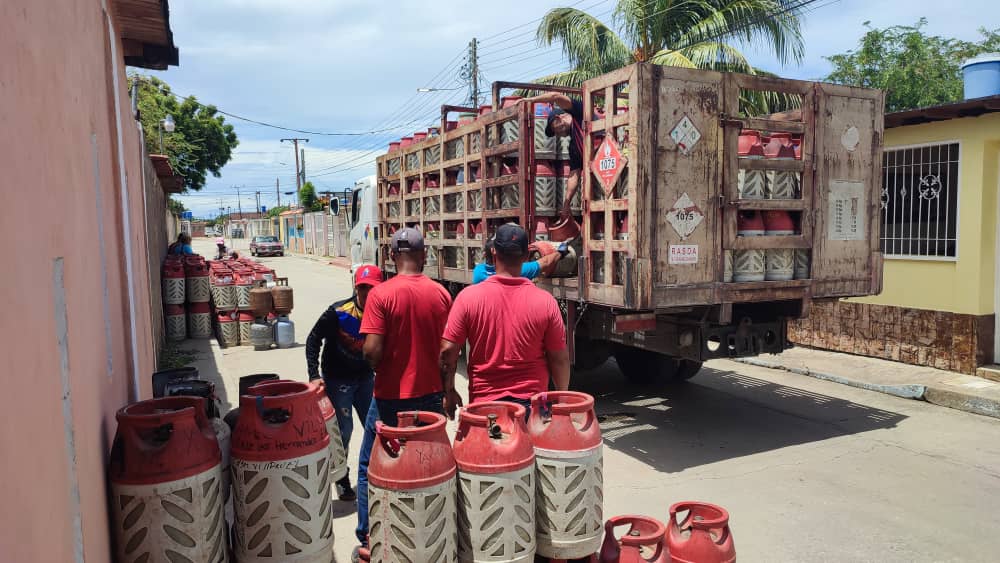 #NuevaEsparta gracias a las políticas de atención que impulsa el Pdte. <a href="/NicolasMaduro/">Nicolás Maduro</a>, fueron beneficiadas 2.415 familias, con venta de gas en varios sectores del #MunicipioDíaz 
#PuebloSonrienteYEnPaz
#SoyComunicadorClapNE 📦