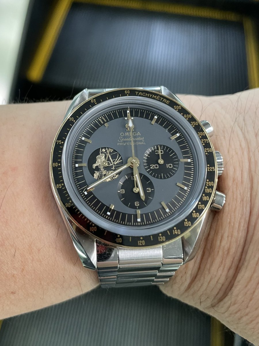 tokei_lover's tweet photo. 金曜日　スピードマスターアポロ11号50周年モデルで出勤
地震の被害に遭われた九州の皆さまお見舞い申し上げます
枕元にスニーカーおいて寝るようにしました
#Apollo11  #omega #omegaspeedmaster #speedmastermoonwatch
#moonwatch https://t.co/ccSmipGrAO