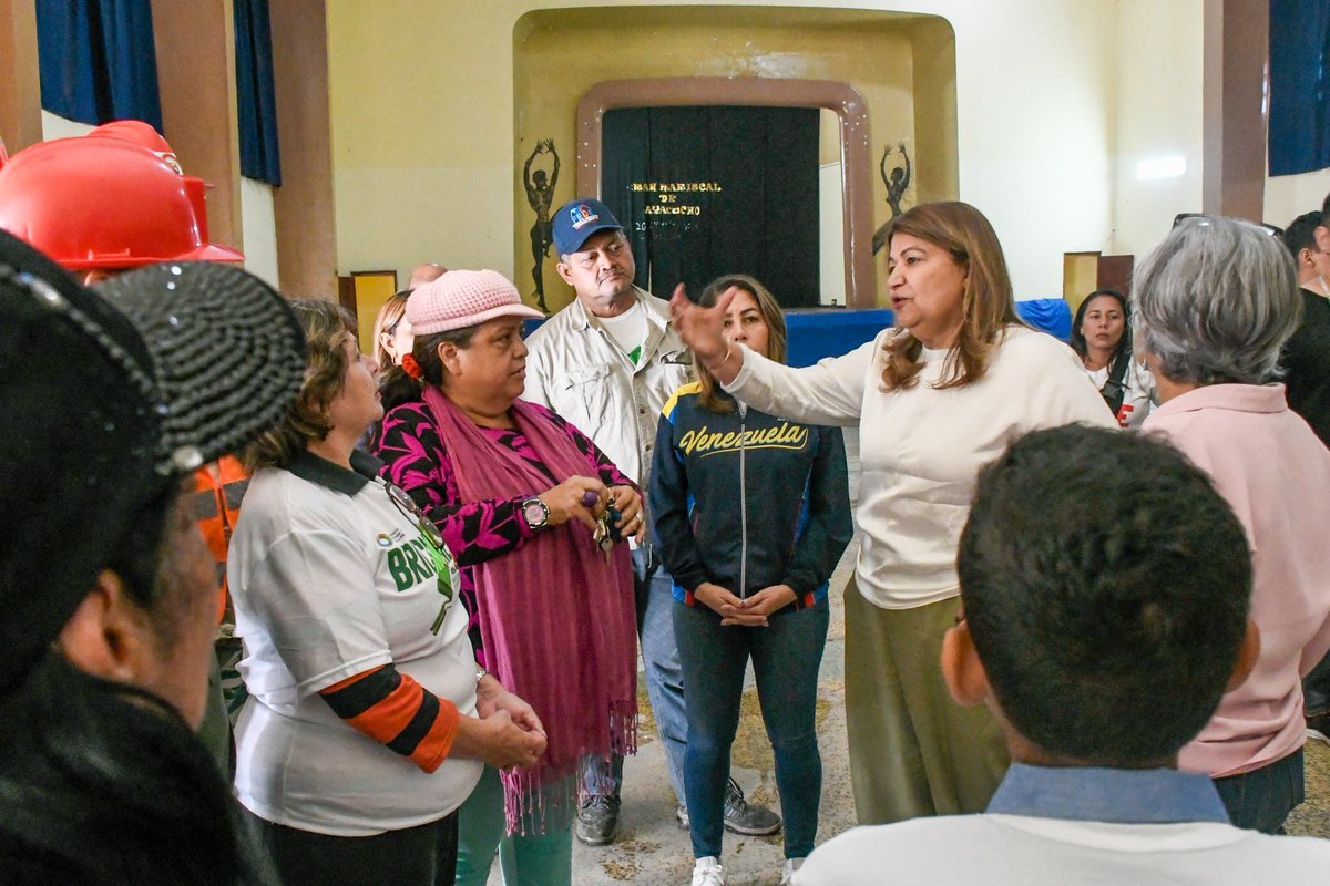 ¡Iniciamos el plan de recuperación de las escuelas vandalizadas por grupos violentos! 
  
Desde la E.B.N. Agustín Aveledo, Caracas, nos articulamos para atender la infraestructura de más de 100 instituciones vandalizadas por la ultra derecha. 
 
#PuebloSonrienteYEnPaz
