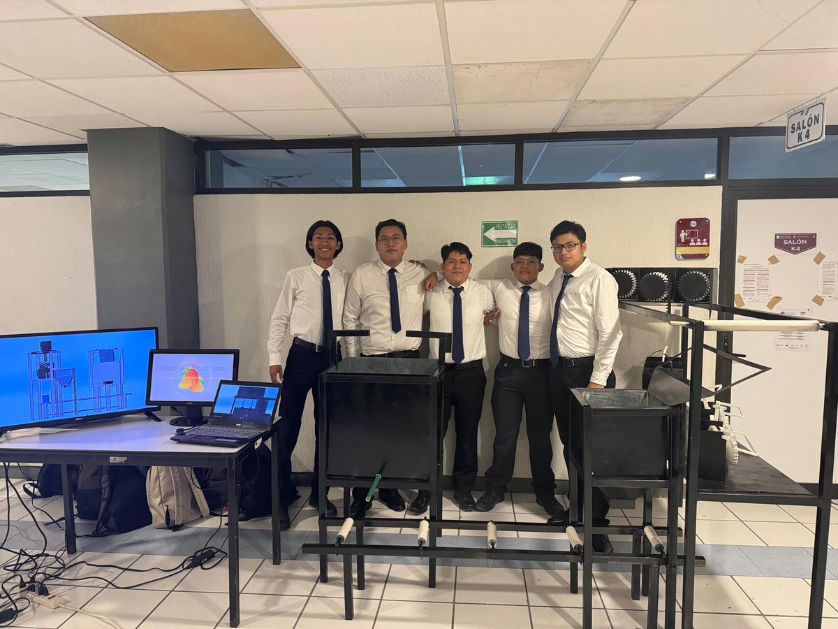 Se llevó a cabo la presentación de proyectos por parte de los alumnos de Ingeniería en Mecatrónica de noveno cuatrimestre y que consistió en la construcción estructural y mecánica de su proyecto.