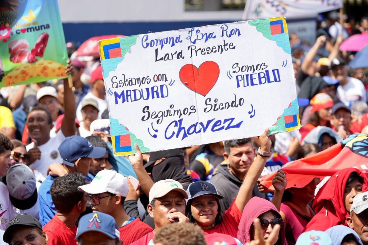 #MIRA La organización comunal es la base sobre la que se construye una patria sólida, unida y fuerte. Junto a nuestro presidente <a href="/NicolasMaduro/">Nicolás Maduro</a>
vamos a seguir fortaleciendo nuestros Consejos Comunales y @ComunasVE_ 
#PuebloSonrienteYEnPaz
