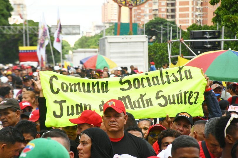 CARACAS 

El Pueblo Comunero está en la calle en defensa de la paz y de <a href="/NicolasMaduro/">Nicolás Maduro</a> 

¡Comuna o nada!

#PuebloSonrienteYEnPaz