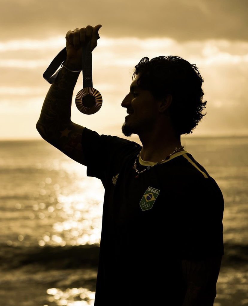 doraromaniaa's tweet photo. A paisagem combinando com a cor da medalha de cada um! ❤️

🏆: Gabriel Medina e Tati Weston-Webb
📸: William Lucas/COB https://t.co/5tkoBxKBLz