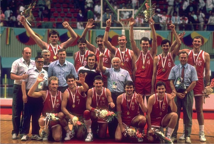 VSportsTM's tweet photo. Los únicos países en la historia que eliminaron a Estados Unidos 🇺🇸 en básquet de los #JuegosOlímpicos fueron Unión Soviética (1972 y 1988) y Argentina 🇦🇷 (2004). https://t.co/Mbrprsd6Uj