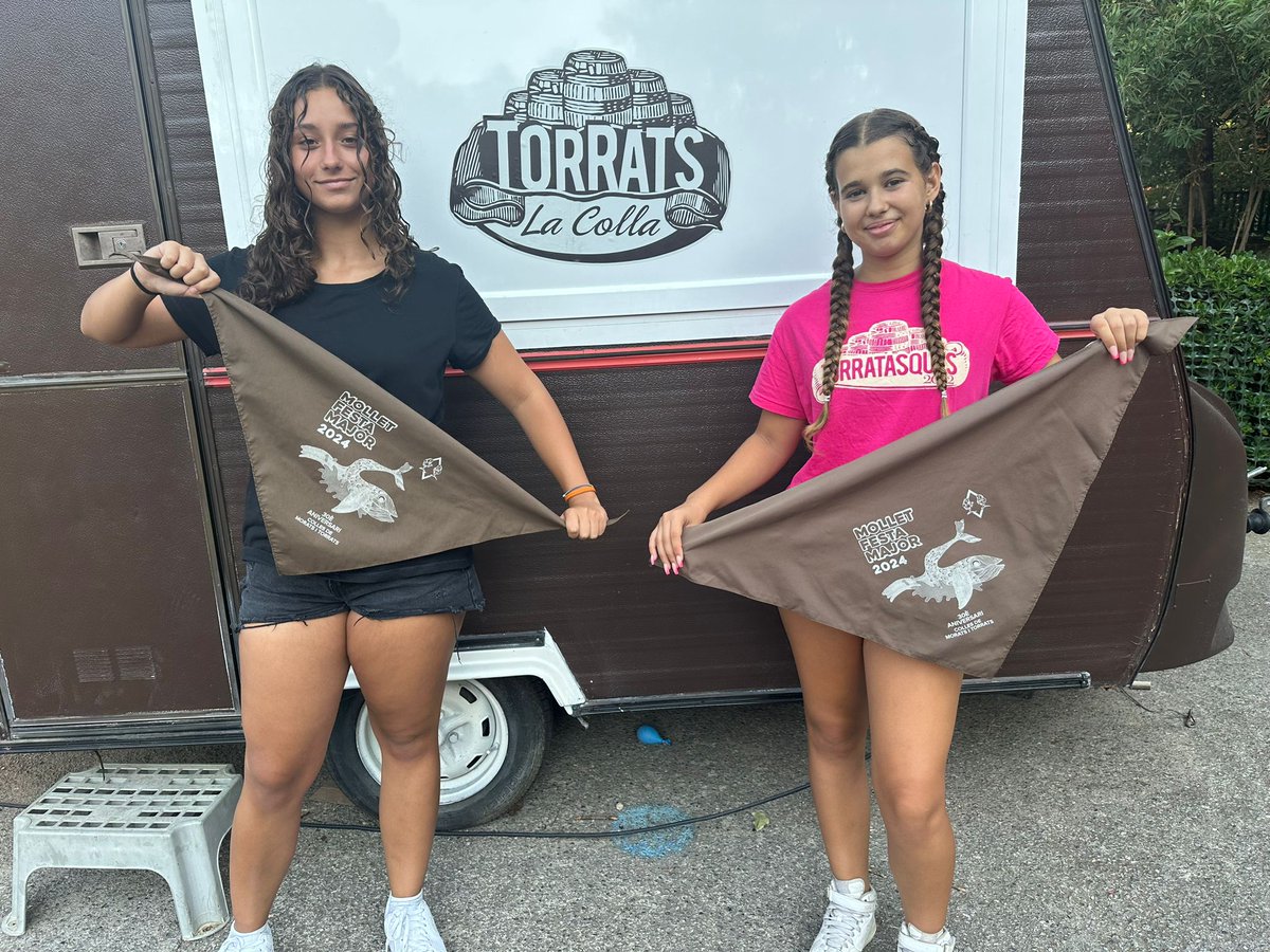 Ja queda poc però molt molt poc!!! 😬 🕰️ 
Aquí us deixem les samarretes i mocadors de la festa Major torrada 2024 🤎🙌🏼
Aquest any hem fet una samarreta molt especial per a nosaltres on darrere estan tots els nostres clans 🥹 gràcies a totes per fer això possible. 
Us estimem 🤎