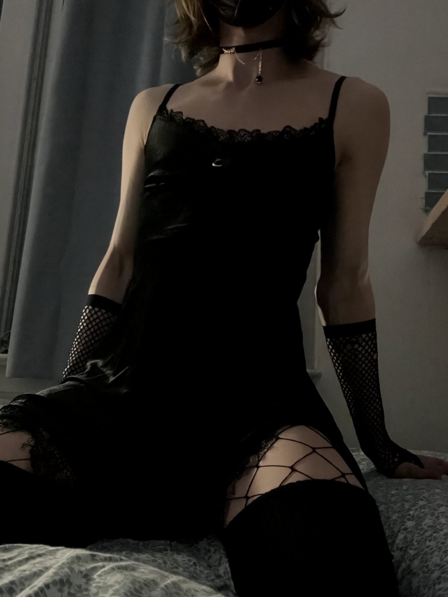im_magpies's tweet photo. do people even fw twinks in dresses anymore? https://t.co/2Qhd16QQOq